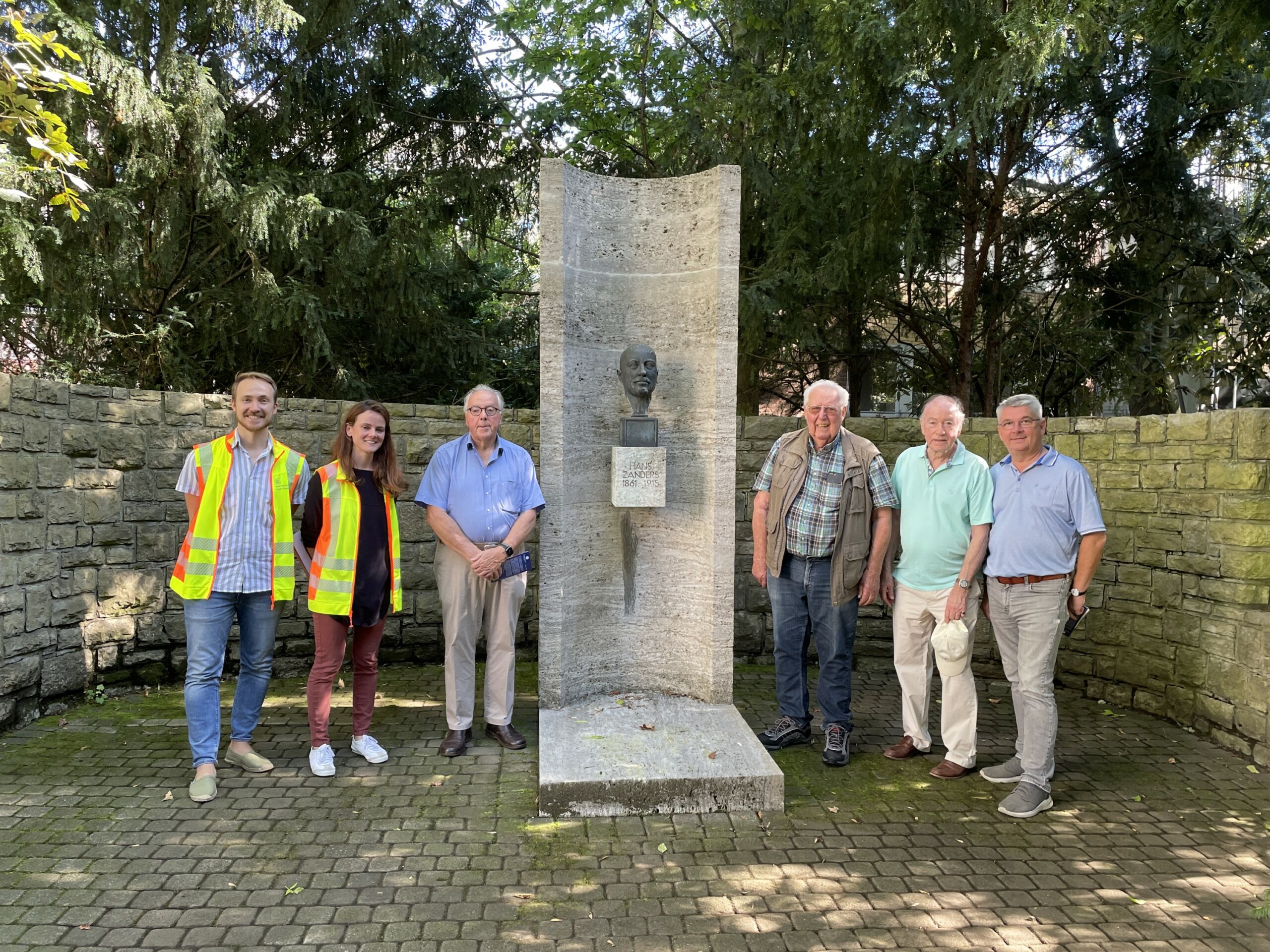 Lutz Urbach, Hans Wolfgang Zanders, Karl Hubert Hagen in seinem letzten Termin als Vorsitzender des Verschönerungsvereins (er ist wenige Tage später verstorben), Franz Josef Vierkotten (alle Verschönerungsverein) sowie zwei Mitglieder der Projektgruppe Zanders-Areal (Anna Bandke und Marc Pawlowski Mariano)