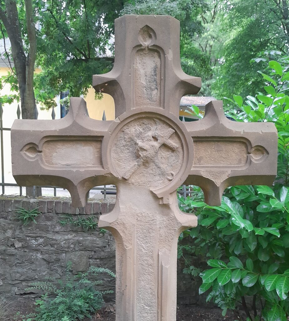 Grabmal der EMMA PAULY (1829-1848) vor der Restaurierung
(Foto: M. Werling)