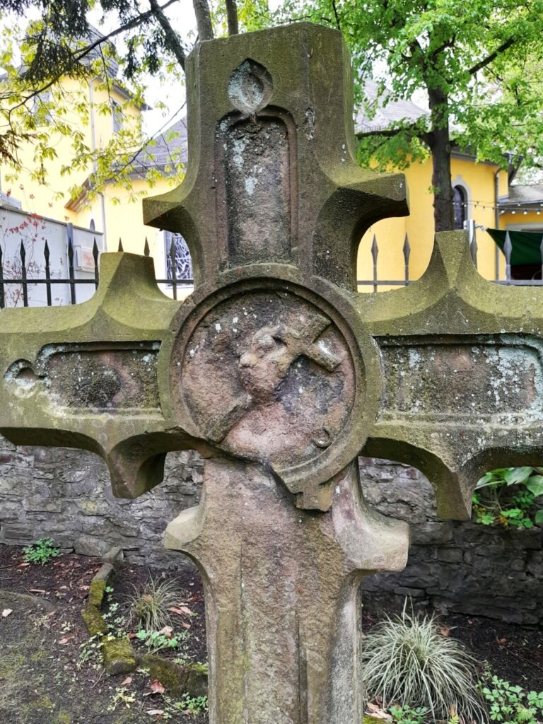 Grabmal der EMMA PAULY (1829-1848) nach der Restaurierung
(Foto: M. Werling)