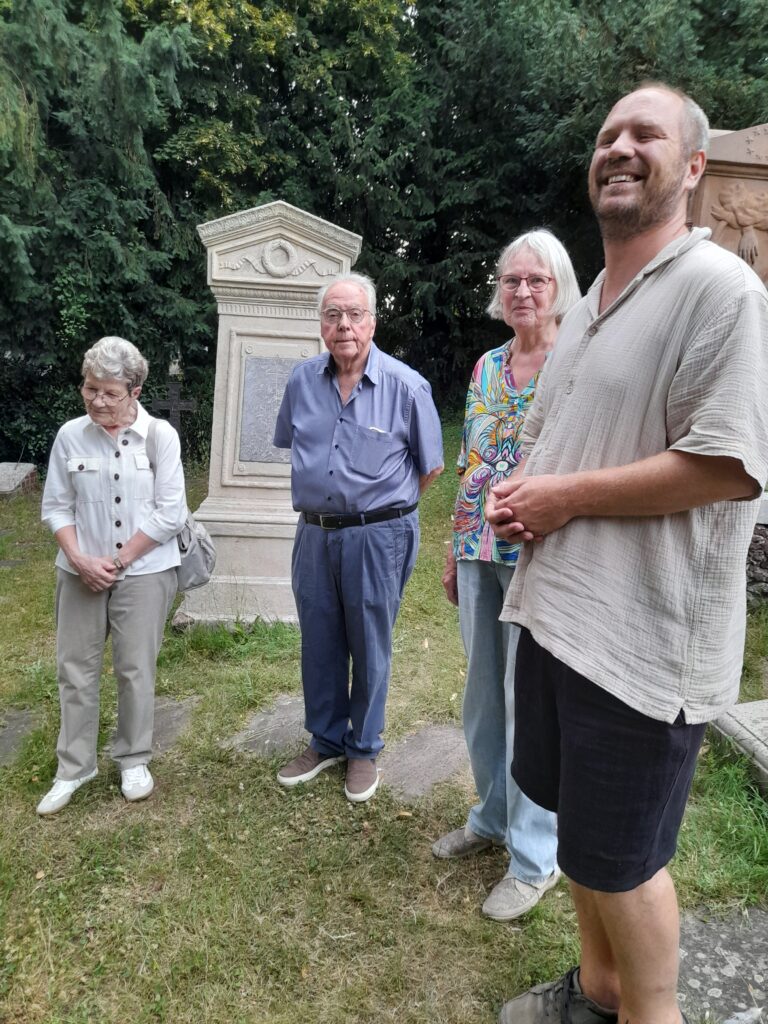 Mitglieder des Verschönerungsvereines auf dem hist. Friedhof (Foto: M. Werling)