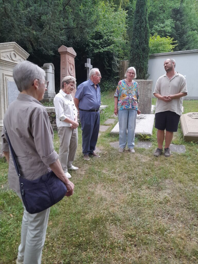 Mitglieder des Verschönerungsvereines auf dem hist. Friedhof (Foto: M. Werling)
