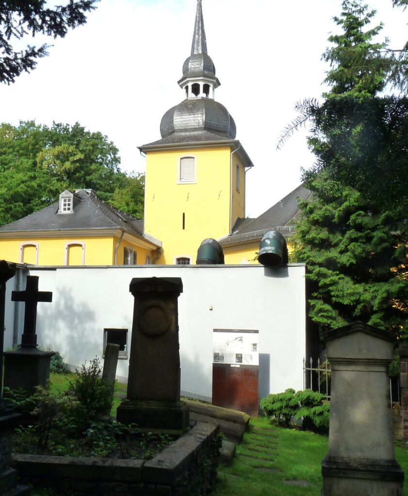 Alter Friedhof mit der Gnadenkirche im Hintergrund (Foto: M. Werling)