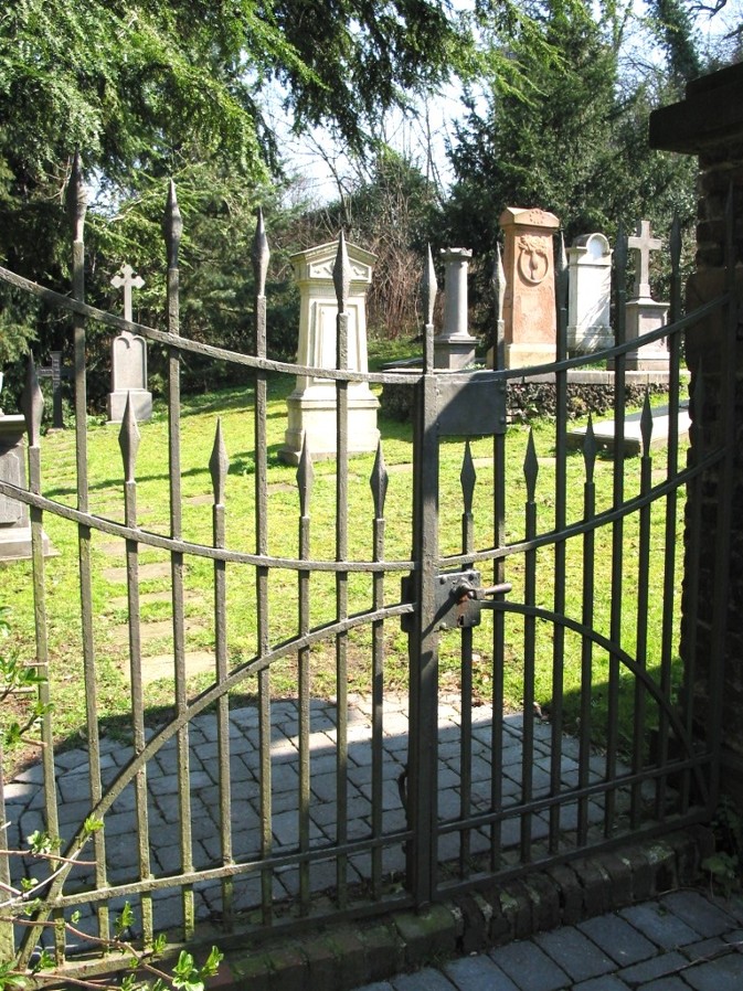 Alter Friedhof hinter dem schmiedeeisernen Tor (Foto: M. Werling)